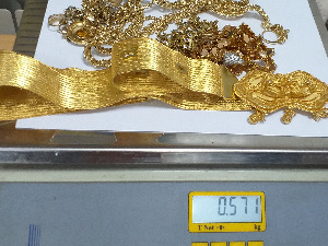 На пут са више од пола килограма златног накита